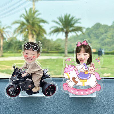 网红头像定制太阳能摇头汽车中控台摆件小人亚克力车载摇摇乐立牌 - 实物图