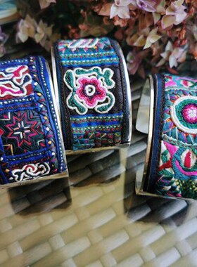 民族风苗银镶嵌手工老绣片手镯