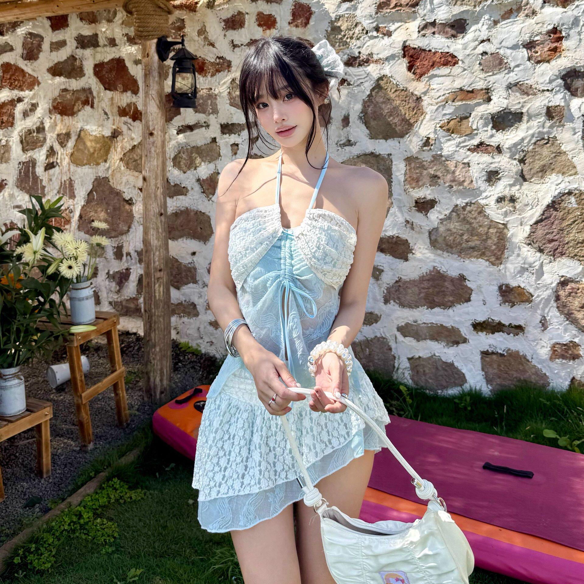 海边度假风套装纯欲设计感白色挂脖抹胸上衣蓝色碎花分体游泳衣女