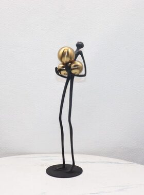 现代轻奢样板间客厅软装抱球人物雕塑摆件酒店展厅金属艺术品摆设