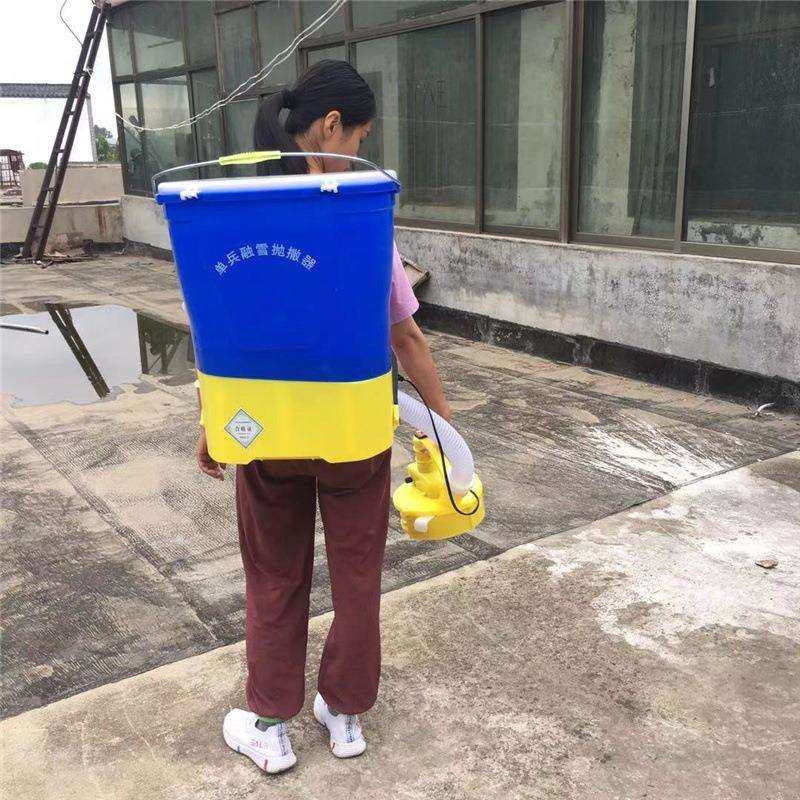 单兵融雪抛撒器颗粒化冰盐撒布机全自动融雪抛洒器农用电动撒肥器