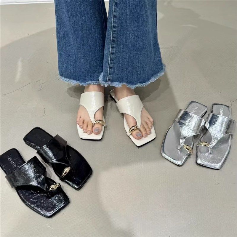 2025夏季新款时尚夹脚方头露趾人字拖金属扣平底跟外穿女拖鞋凉拖,女鞋,人字拖,淘宝优惠券,粉丝福利购,淘宝优惠卷