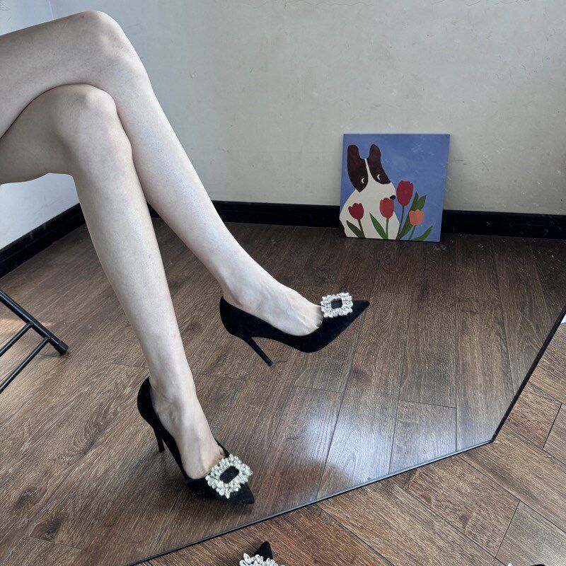 2024秋冬新款i黑色绒面尖头浅口细跟高跟鞋绝美方扣水钻单鞋10cm