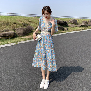 蓝色雪纺碎花连衣裙女夏2021新款收腰显瘦喇叭袖v领长款a字裙子仙