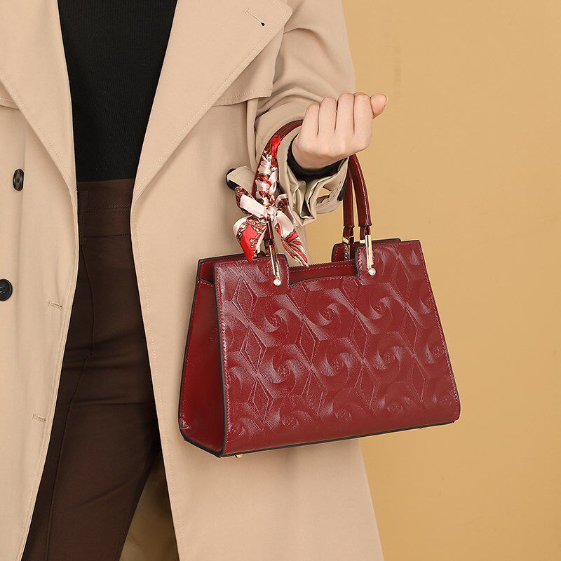 2025新款红色包包女妈妈结婚包高级感大气中年手提包婆婆斜挎包