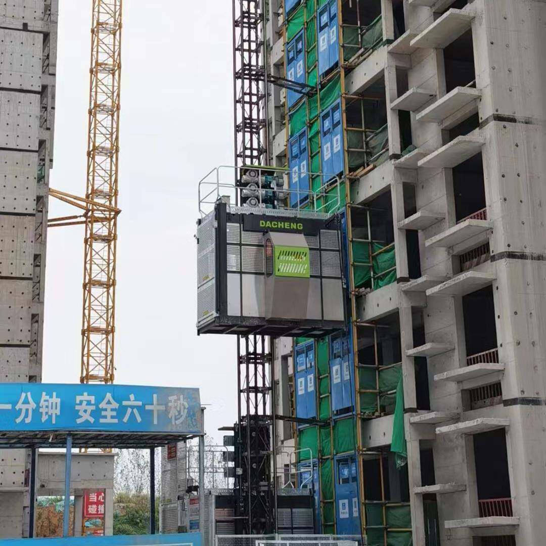 源头直供施工升降机高层建筑工地外挂SC200单柱双笼人货施工电梯