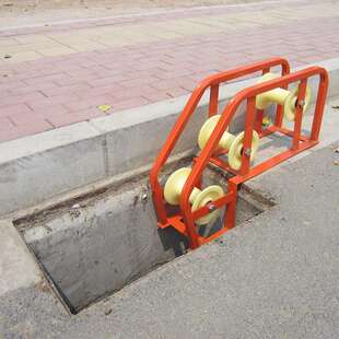 放线施工三轮尼龙轮滑施工作业放线井口滑轮工人作业工具井口滑车