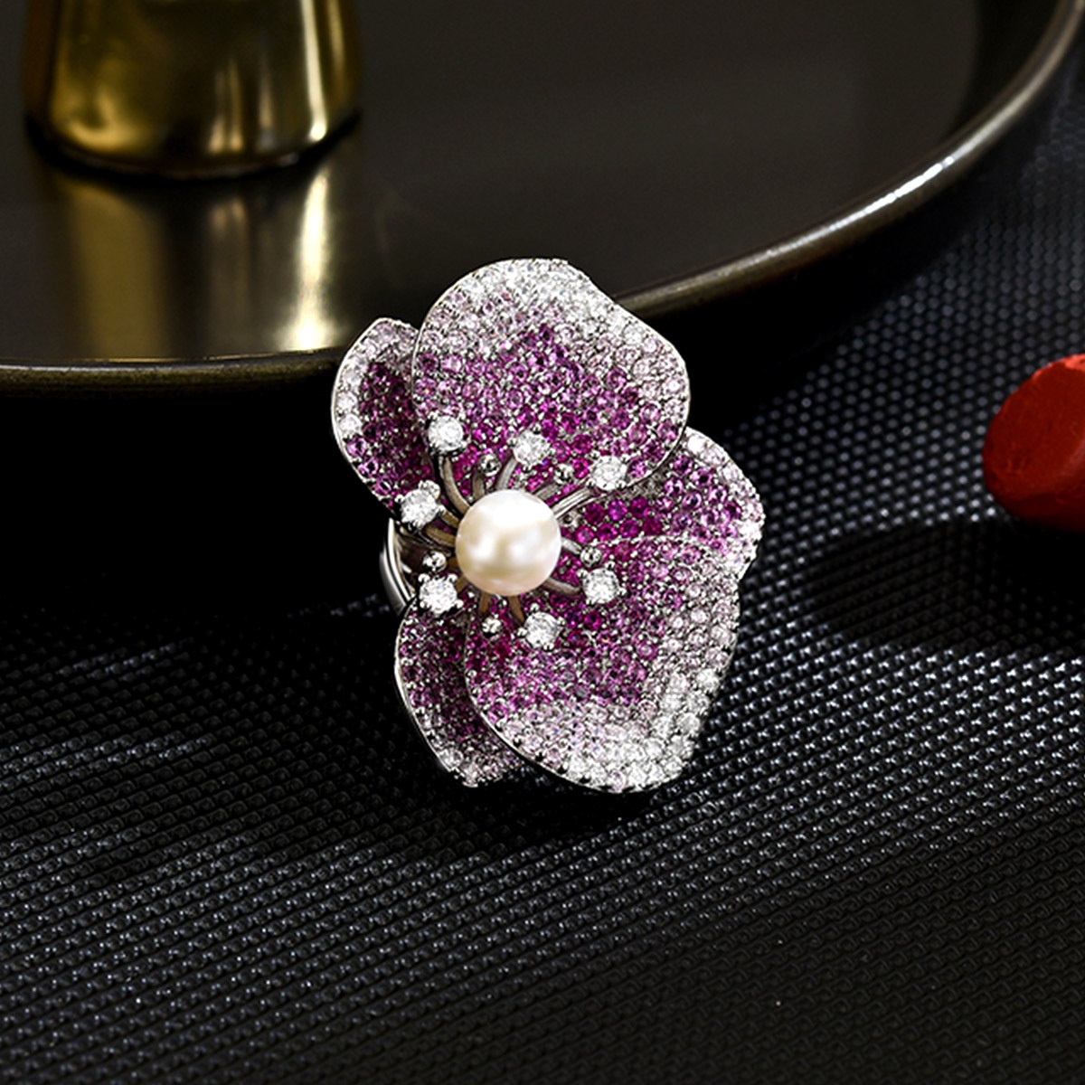 优雅简约渐变红色轻奢花朵磁吸扣淡水珍珠精致高档气质百搭胸花