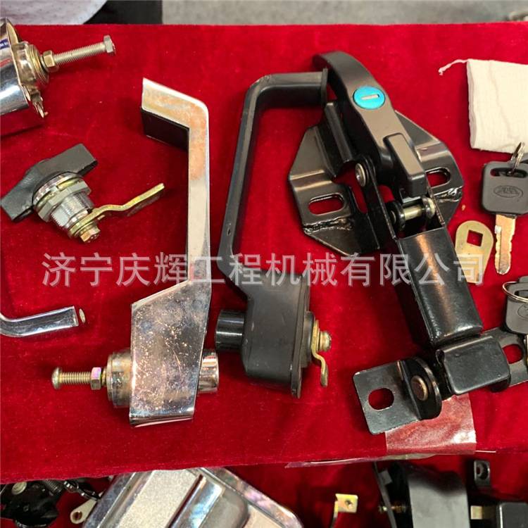 SK220-8 挖掘机 边门锁 后盖锁 前档玻璃锁 前框锁 反扣锁 工具锁