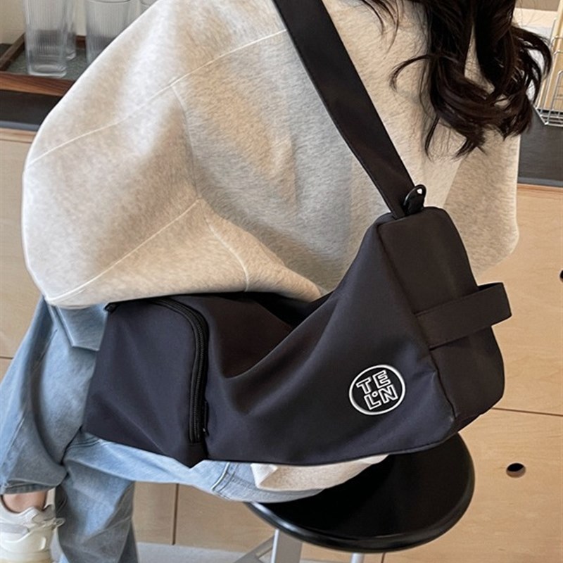 休闲百搭大容量单肩斜挎包小众精致手机包工装风机能包大学生挎包