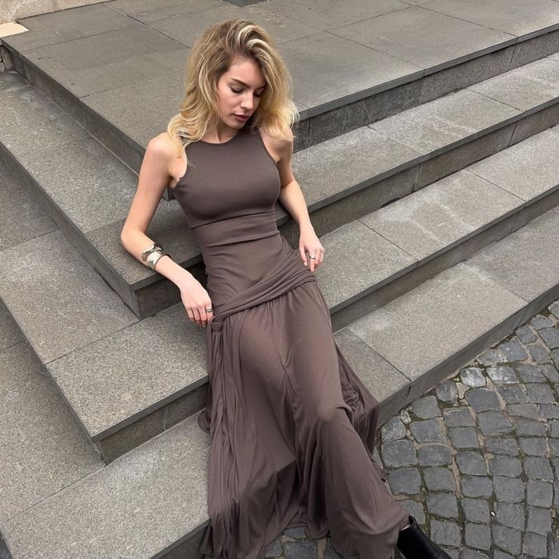 纯色简约慵懒风无袖连衣裙2025夏季新款辣妹褶皱显瘦绑带气质长裙