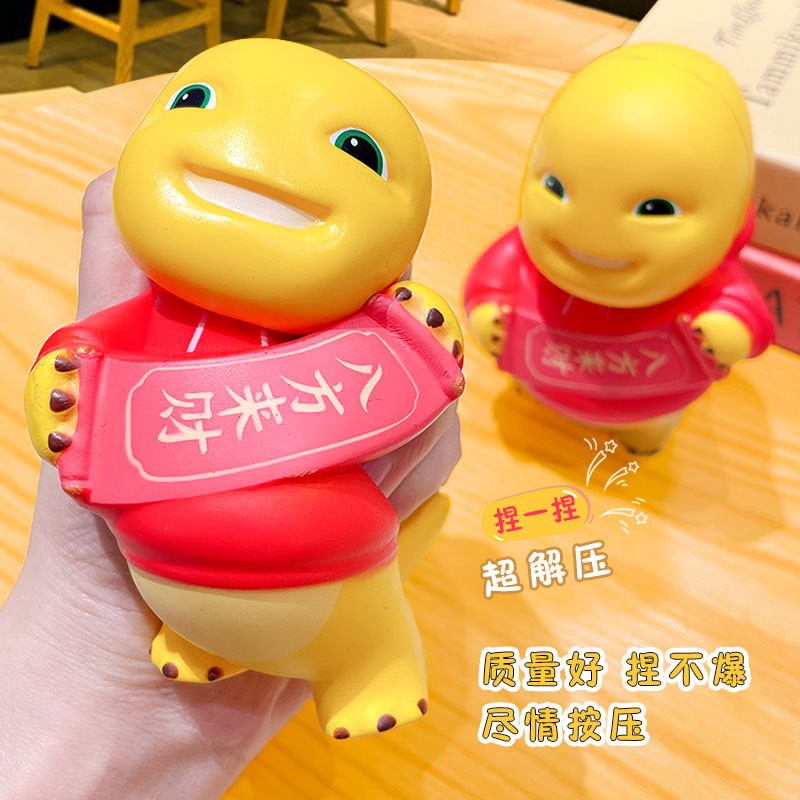 卡通可爱八方来财奶龙解压公仔玩具创意捏捏乐减压公仔桌面小摆件