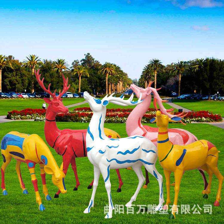 彩绘鹿公鹿雕塑 动物玻璃钢材质 带鹿角的鹿园林装饰摆件