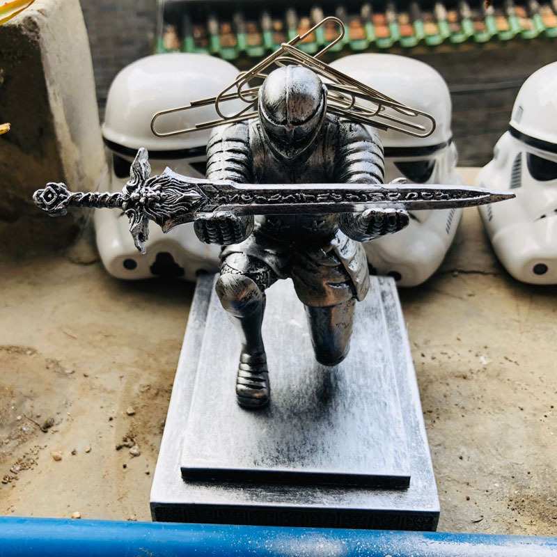 背剑骑士盔甲英雄执行官士兵骑士笔座笔筒笔托笔架磁吸回形针座