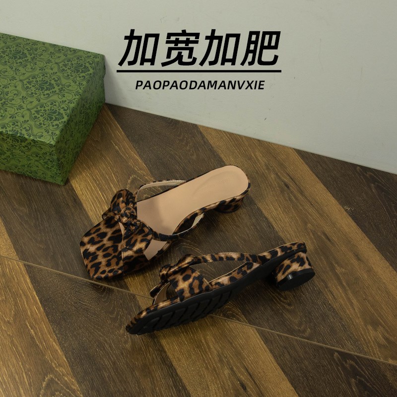 胖脚宽肥大码e女鞋41到42豹纹凉拖粗跟夏季新款外穿网红蝴蝶结凉