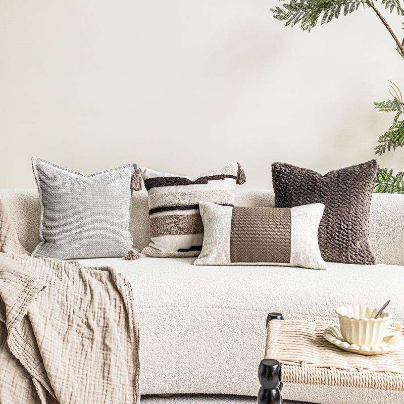 北欧风秋冬米咖色抱枕沙发客厅腰枕床上靠枕簇绒流苏靠垫民宿软装