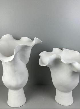 现代简约白色陶瓷不规则卷边花器花瓶摆件样板房客厅玄关软装饰品