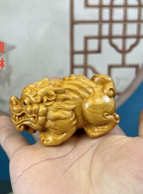 崖柏木雕招财貔貅手把件