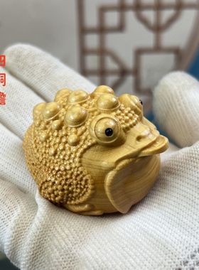 崖柏木雕三足金蟾蜍招财摆件