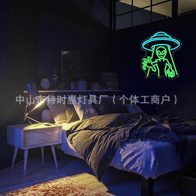 跨境亚马逊热卖LED雕刻外星人装饰挂件霓虹灯卧室房间装饰发光