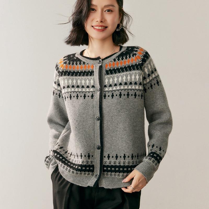 秋冬季新款山羊绒针织开衫时尚通勤百搭软糯舒适宽松外套嵌花女士