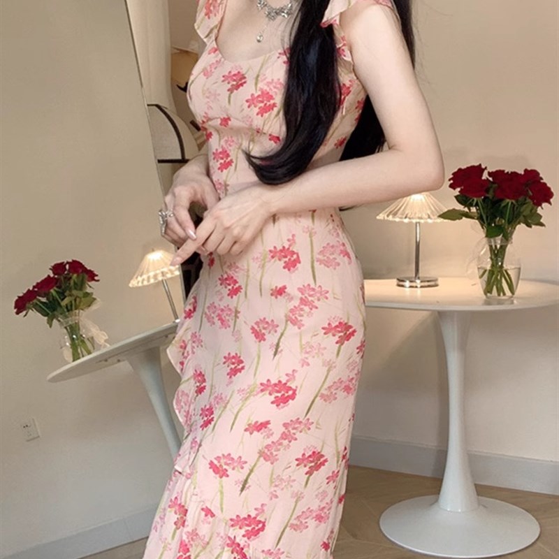 不规则裙摆粉色碎花裙女q2024夏季新款小飞袖设计感方领包臀鱼尾