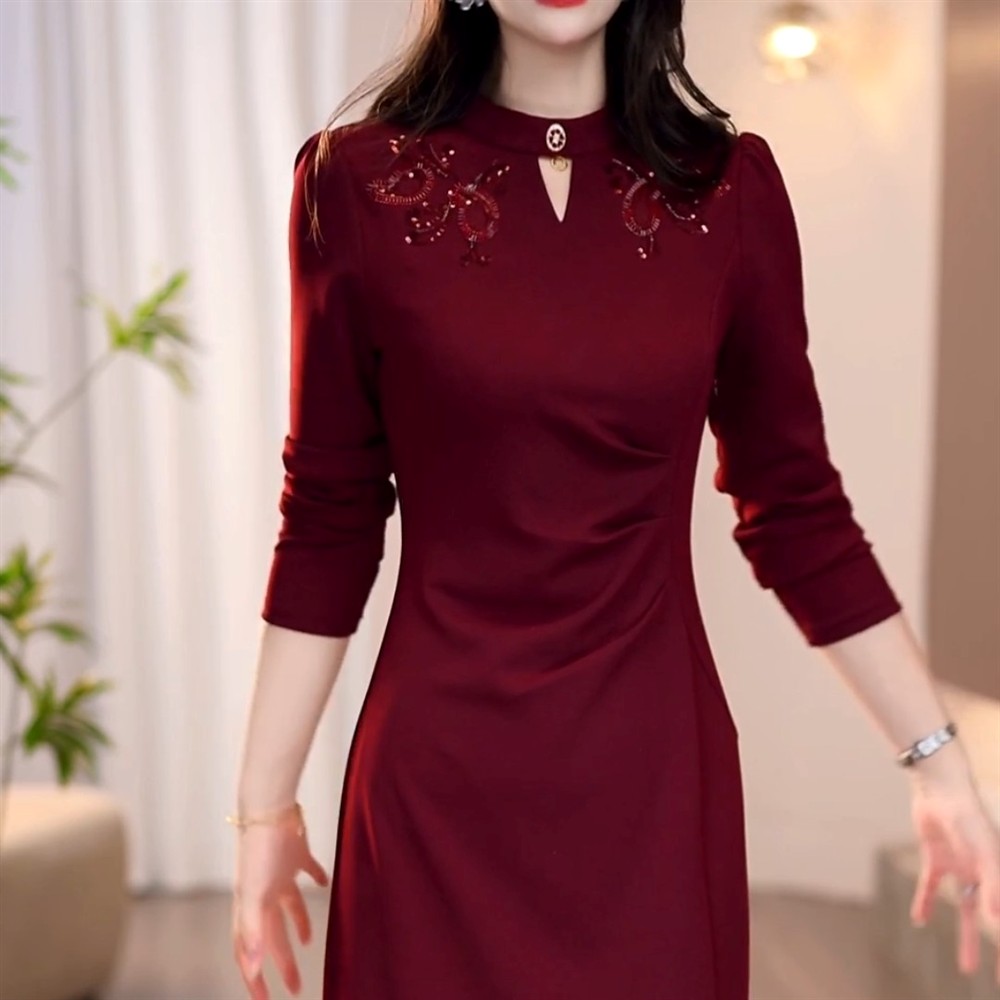 中式镂空绣花气质收腰连衣裙女2026秋季新款修身显瘦减龄中长裙子