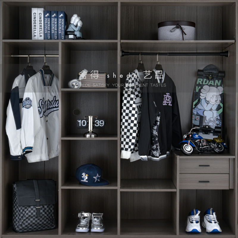 样板间儿童房衣帽间衣柜男孩运动风软装饰品衣服帽子滑板摆件组合