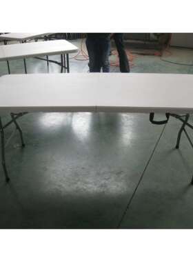 野餐聚会桌 便携式塑料饭桌 6ft手提吹塑塑料折叠桌 户外活动桌