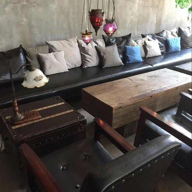 漫咖啡咖啡厅卡座沙发供应商 漫咖啡铁艺黑皮多人卡座沙发