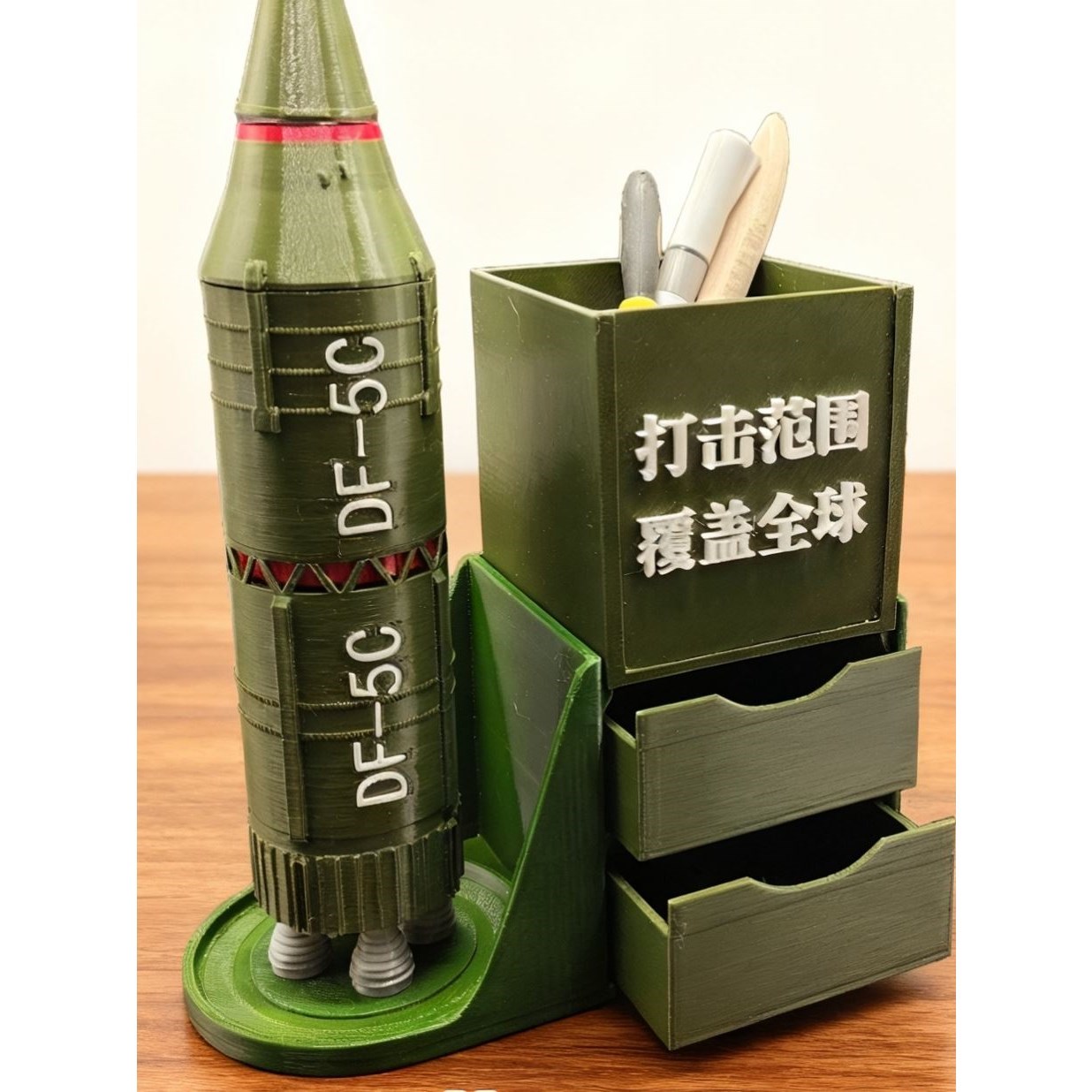 东风5C导弹模型笔筒收纳图片