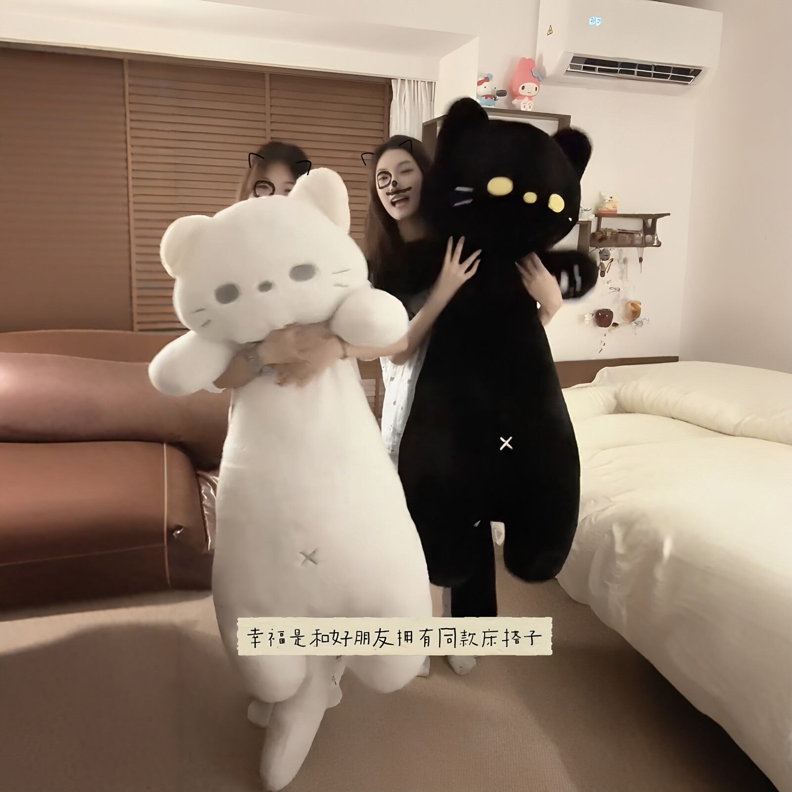 猫咪长条抱枕夹腿睡觉超