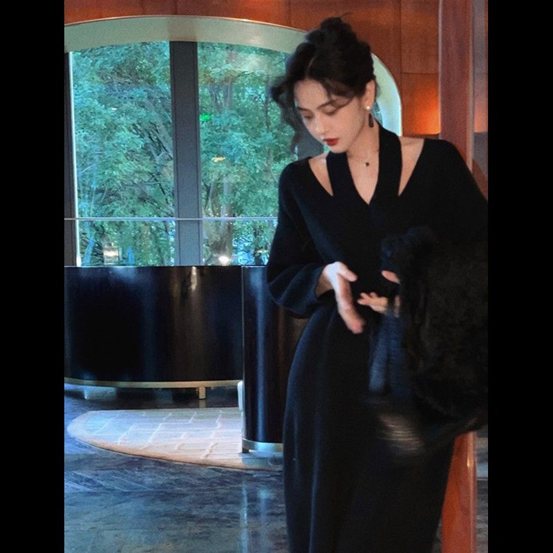 法式孕妇春装挂脖毛衣裙网红春秋季洋气百搭针织裙复古气质连衣裙