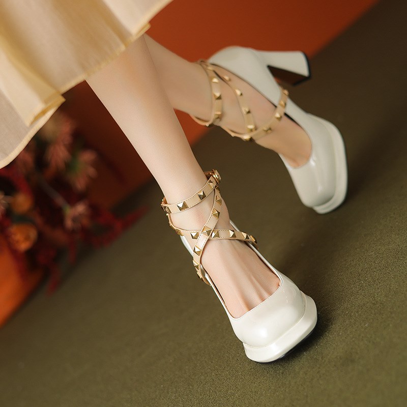 羊漆皮方头9cm高跟鞋时髦铆钉交叉带粗跟2025单鞋法式红色婚鞋女