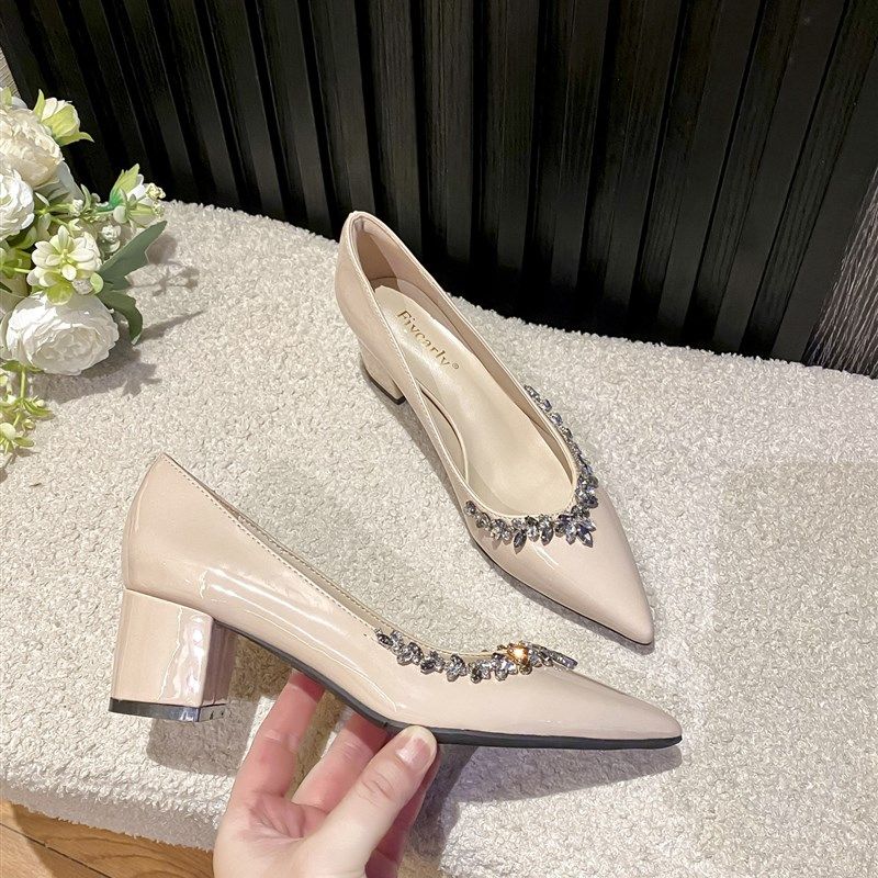 尖头水钻高跟鞋女气质高级不累脚20E25新款黑色漆皮粗跟单鞋女婚