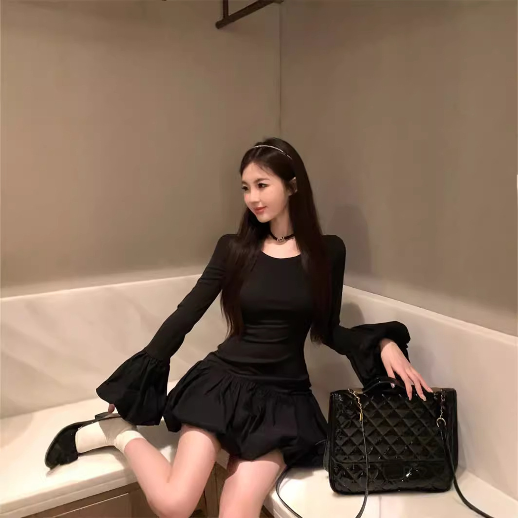 黑色喇叭长袖连衣裙女秋冬季新款法式圆领修身收腰显瘦花苞短