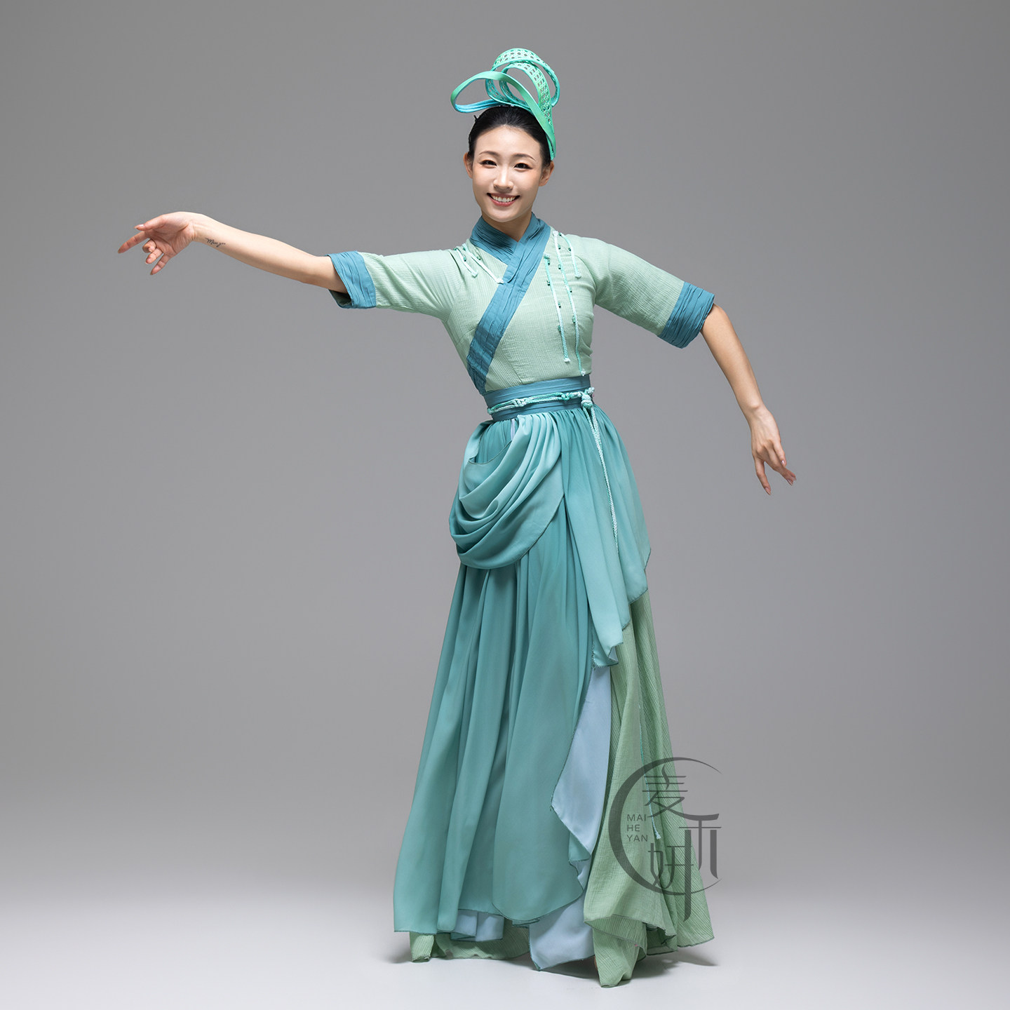 古典舞蹈演出服缱绻缫丝同款中袖国风古装江南舞不规则表演服租赁 - 实物图