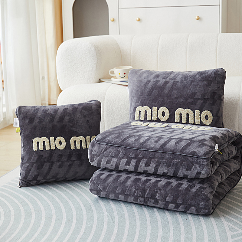 加厚牛奶绒抱枕被两用高档二合一车载靠垫办公室午休摺叠枕头毛毯