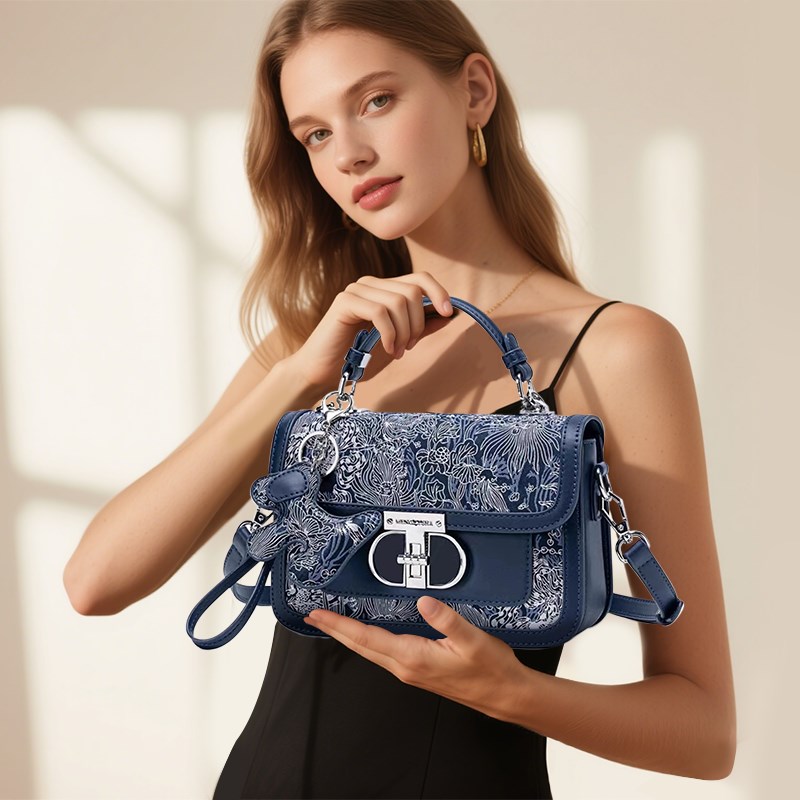 包包女式2025新款设计感手提包国风青花瓷刺绣翻盖锁扣通勤单肩包