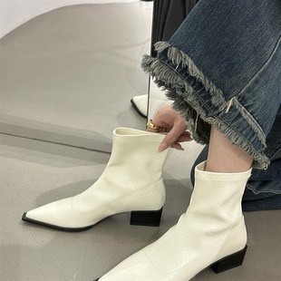 大码短靴女41到43宽胖脚女鞋春秋新款加绒尖头粗跟高跟白色女靴冬