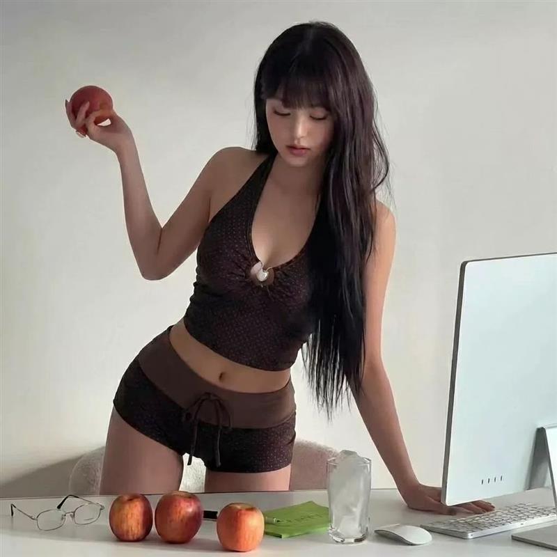 2026新e款泳衣女分体平角裤高级感咖色波点度假温泉游泳衣保守