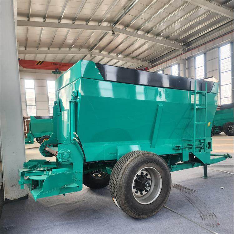 12方牵引式撒肥车 多功能牛粪抛粪车 大棚果园内撒肥车地形不受限