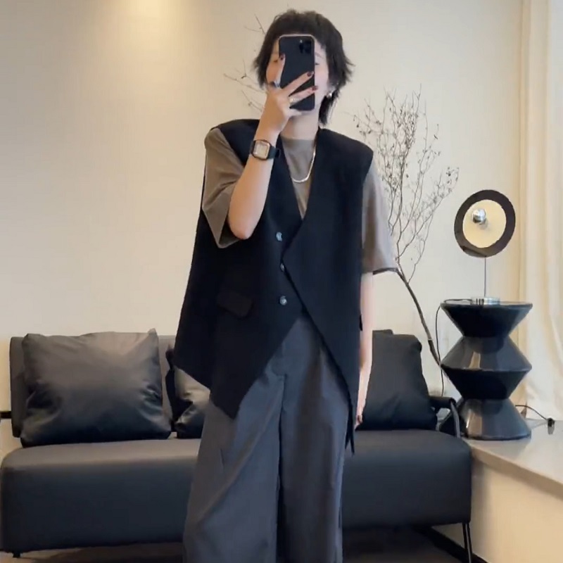 欧货黑色西装马甲女秋季叠穿小坎肩2024款三粒扣小众设计背心马夹