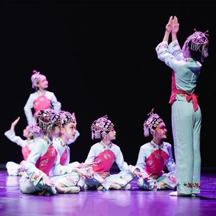 儿童戏曲少年梨园梦学生团体舞蹈桃李新苗演出服花旦水袖 京剧戏服