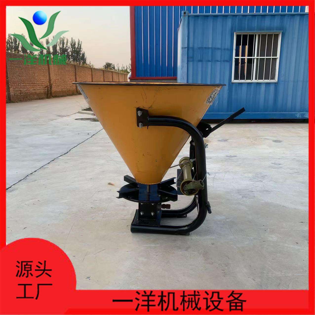 新款铁桶撒肥机拖拉机带多功能撒肥器后置背负式洒化肥的机器