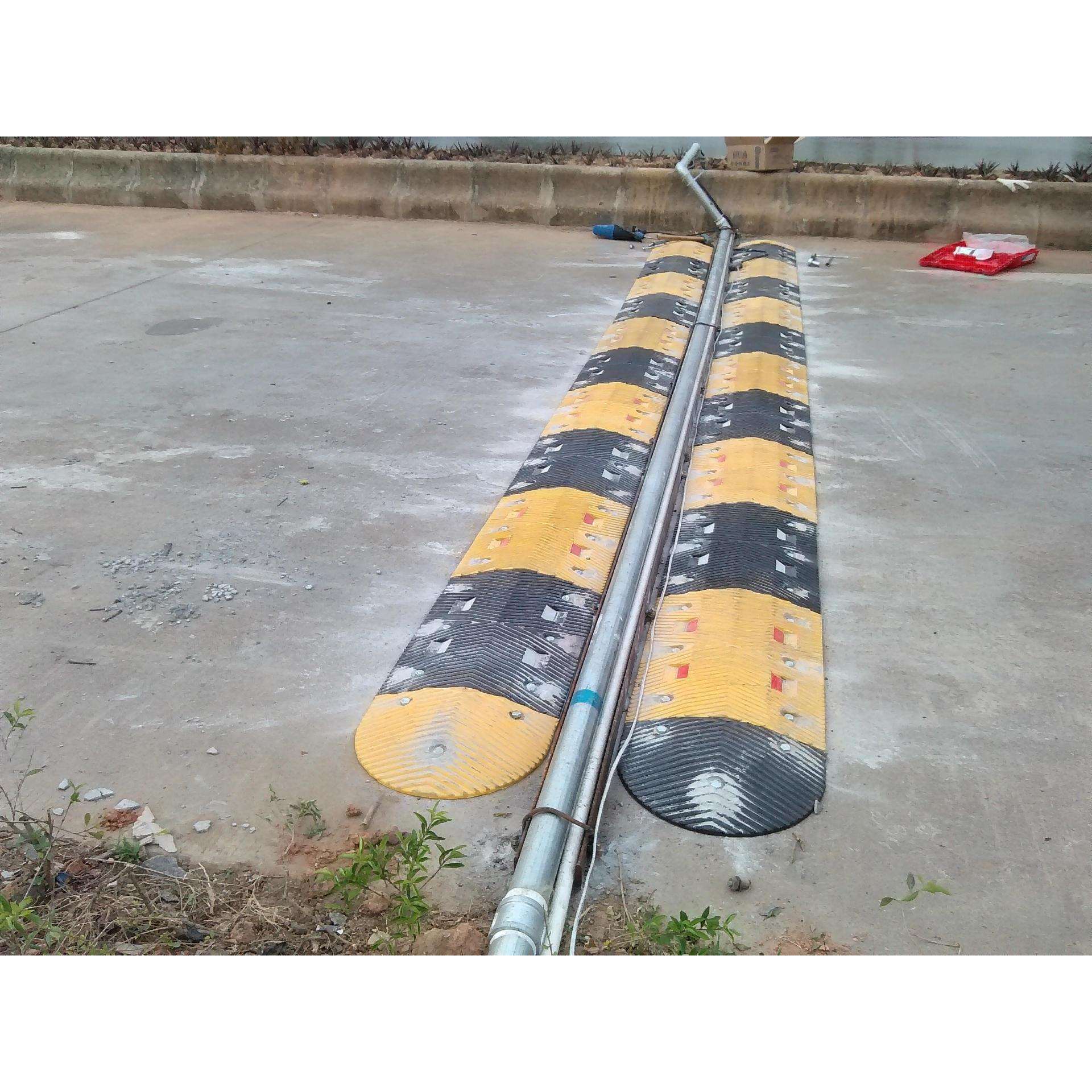 厂家供应橡胶减速带汽车公路减速板交通安全设施减速带 车轮挡