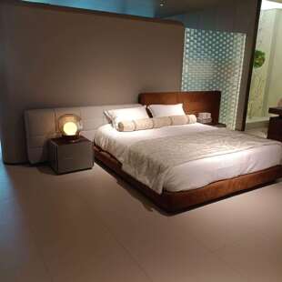 意大利轻奢设计师劳伦斯磨砂布艺宽屏主卧床大平层高屏棉麻布艺床