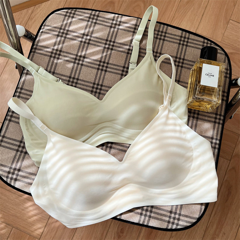 无痕内衣女无钢圈牛奶丝收副乳文胸薄大J胸显大小胸聚拢提拉软支