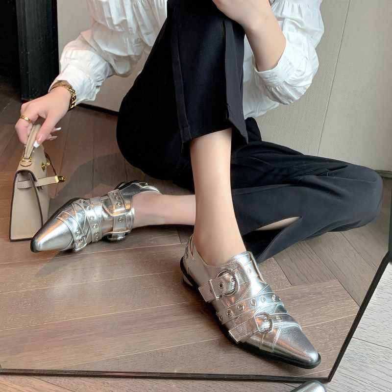 尖头铆钉平底小皮鞋l女2024春秋新款欧美风金属扣带百搭时尚单鞋
