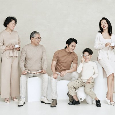 新款全家福服装家庭装影楼主题摄影一家六口拍照咖啡色毛衣亲子装